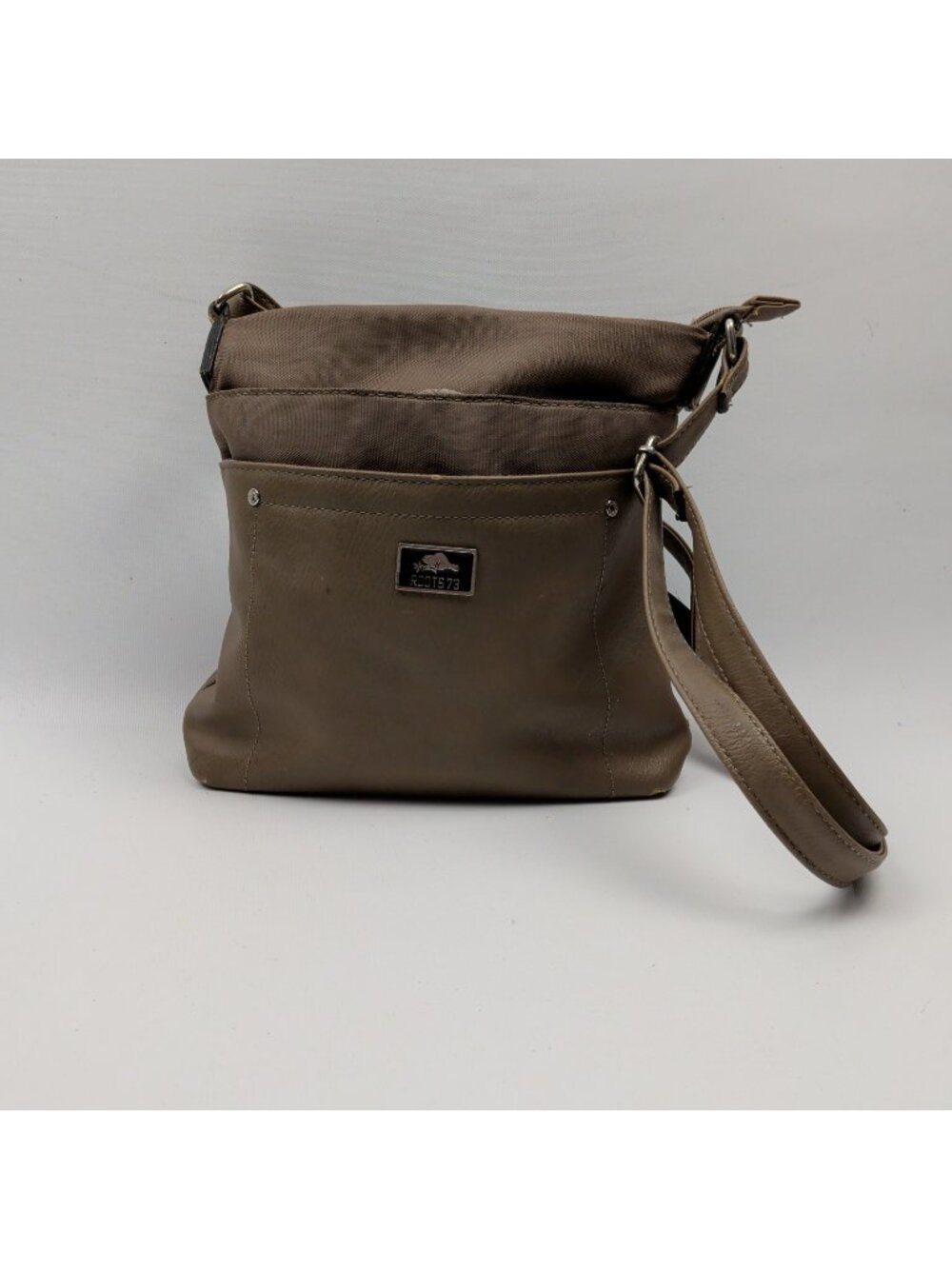 Roots 73 Leather Crossbody Bag Taupe Tan Beige Pebbled Canada Front Zip Pocket